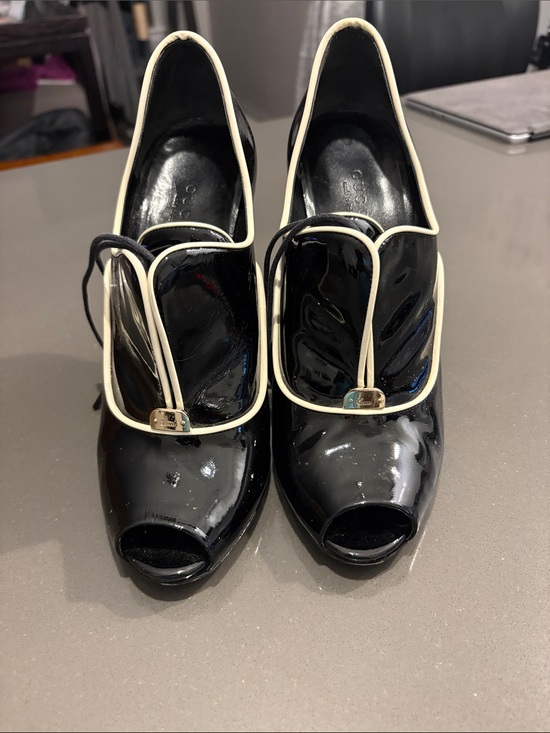 Authentic Gucci Black Patent Peep-Toe Heels with Cream Trim